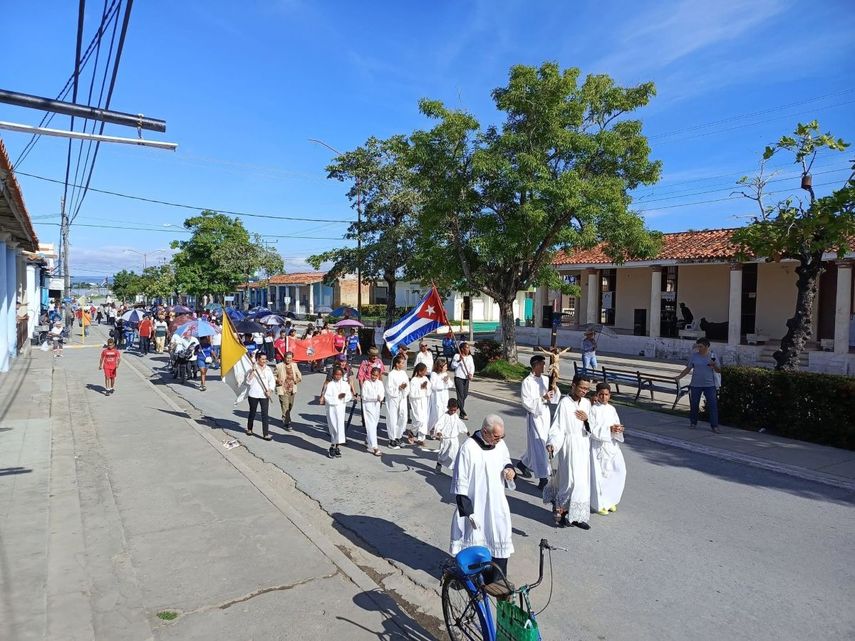 El sacerdote Cirilo Castro Fuentes, párroco en el municipio de San Luis (Pinar del Río), participar en el desfile oficial portando la bandera del Vaticano junto a insignias Comunistas.