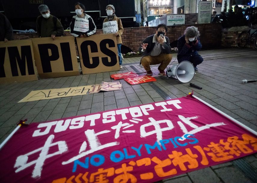 Una pancarta con el lema No a los Juegos Olímpicos colocada por manifestantes, durante una protesta en Tokio contra la celebración de la cita olímpica