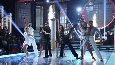 Los concursantes Pedro Moreno, Marjorie de Souza, Johnny Lozada y Mane de la Parra junto a sus respectivas parejas de baile durante un número musical de la gala del domingo. (UNIVISION)