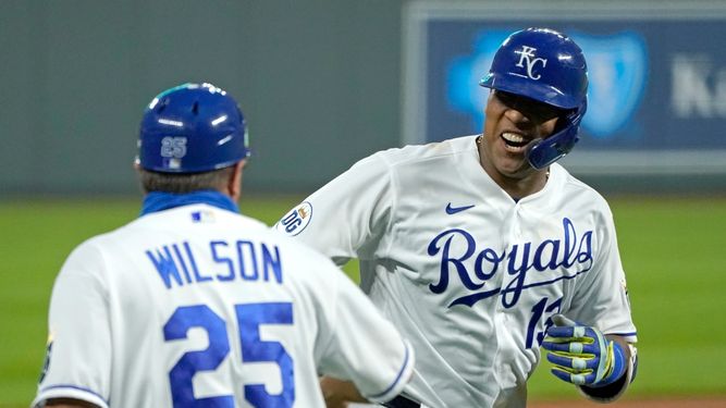 En esta imagen del 24 de septiembre de 2020, el venezolano de los Reales de Kansas City Salvador Pérez celebra con el coach de tercera base Vance Wilson después de batear un jonrón&nbsp;
