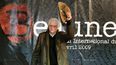 En esta foto de archivo tomada el 5 de abril de 2009, el director francés Bertrand Tavernier posa durante el festival internacional de películas de suspenso y crimen en Beaune, en el centro de Francia. Bertrand Tavernier, de 79 años, murió el 25 de marzo de 2021, anunció el Institut Lumiere.
