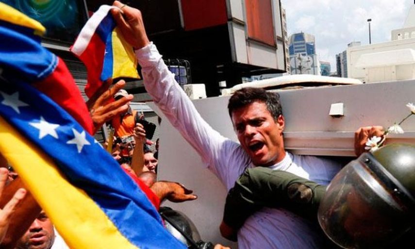 Momento en el que Leopoldo López se entrega a las autoridades. (EFE/Archivo)