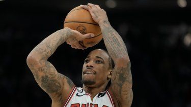 El estelar de los Bulls de Chicago DeMar DeRozan se prepara para lanzar el balón. Su hija Diar DeRozan se robó el espectáculo desde las primeras sillas frente al tabloncillo durante el duelo del Play-In ante Raptors de Toronto