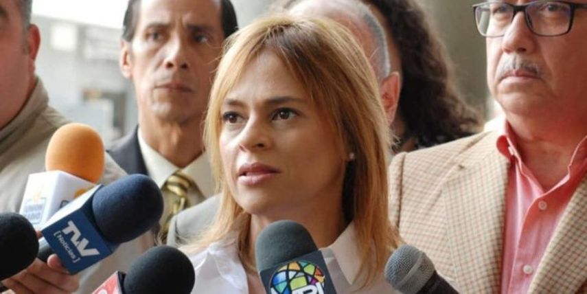 La abogada Ana Leonor Acosta señaló que el régimen de Nicolás Maduro buscar incriminar al periodista y dirigente político Roland Carreño.