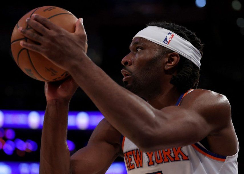 El jugador Precious Achiuwa, en ese entonces de los Knicks de Nueva York, se prepara para hacer un tiro en un partido contra los Warriors de Golden State, el 4 de marzo de 2025.