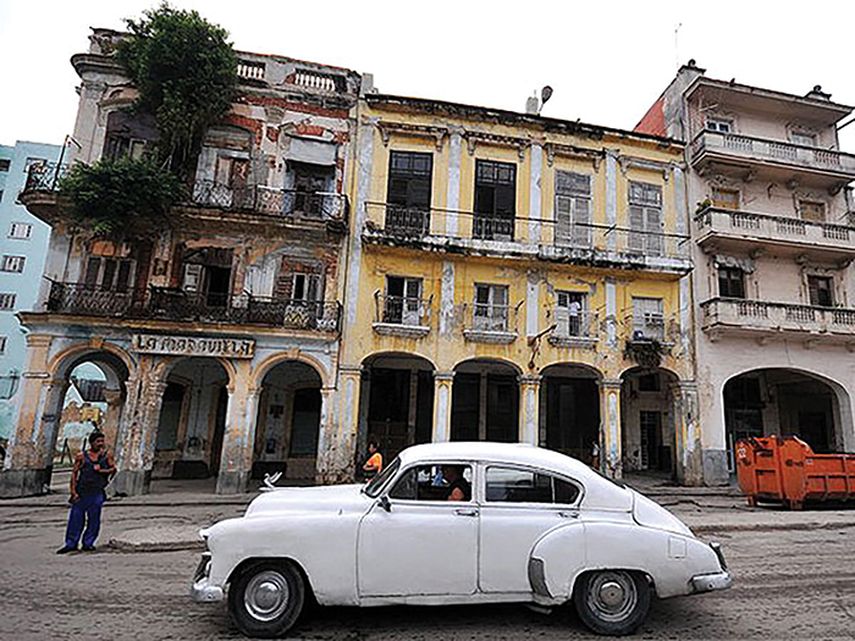 Un antiguo Chevrolet circula por una calle de viejos edificios en La Habana. (ARCHIVO)