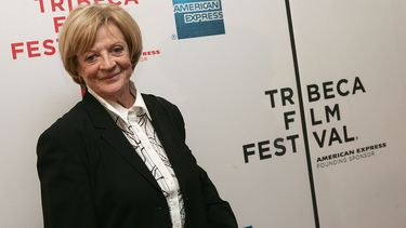 La actriz Dame Maggie Smith llega a la proyección de Ladies In Lavender en el Festival de Cine de Tribeca el 23 de abril de 2005 en la ciudad de Nueva York.
