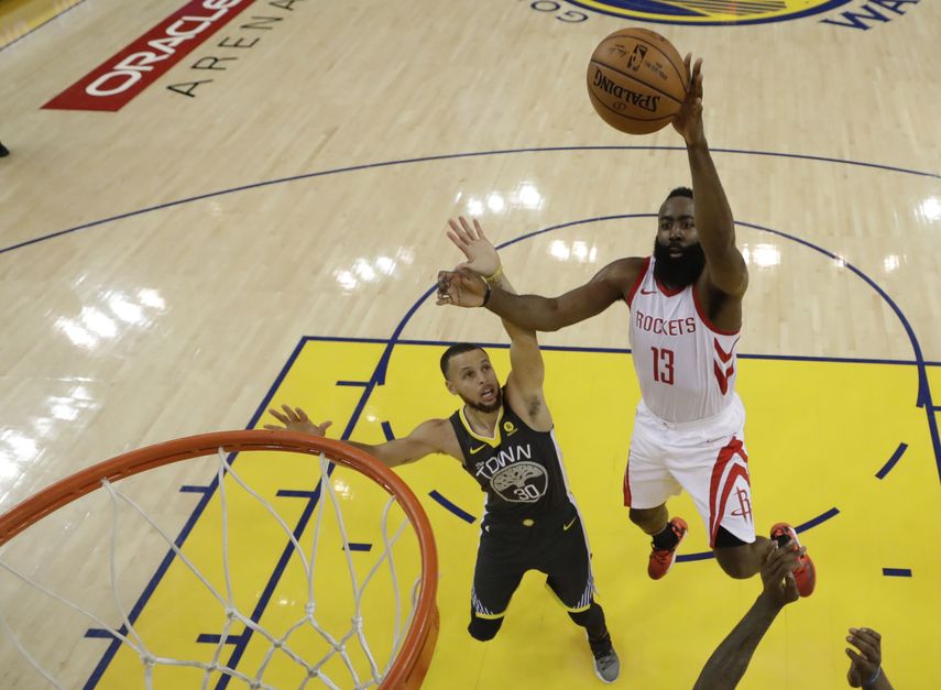 Entre Harden y Chris Paul se combinaron para encestar 57 puntos para el quinteto de Houston.