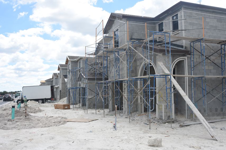 Nuevos proyectos de vivienda se construyen en la zona agregada a la ciudad en 2003.