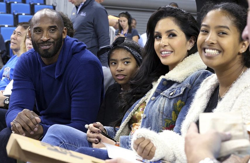 En esta foto de archivo del 21 de noviembre de 2017, desde la izquierda, la leyenda de los Lakers de Los Ángeles Kobe Bryant, su hija Gianna Maria-Onore Bryant, su esposa Vanessa Bryant y su hija Natalia Diamante Bryant son vistas antes de un partido de baloncesto femenino NCAA de Connecticut-UCLA en Los Ángeles.&nbsp;