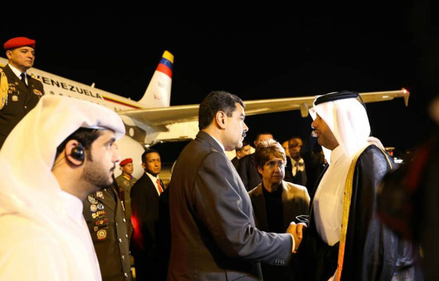 El presidente venezolano fue recibido en el Aeropuerto de Hamad, Estado de Qatar, por el ministro de Economía, Jeque Ahmed bin Jassim Al Tha