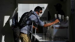 Un elector deposita su voto durante las elecciones generales en la Ciudad de México, el domingo 2 de junio de 2024.