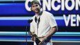 El cantante Bad Bunny sostiene el premio a la Canción en ventas del año durante los Premios Latin Billboard, el jueves 5 de octubre de 2023, en Coral Gables, Florida.