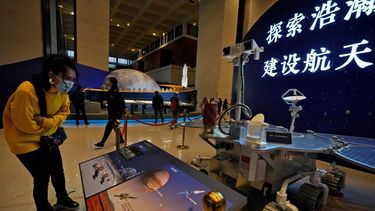 Una visitante observa una réplica del rover de la nave china Tianwen-1 en misión a Marte. &nbsp;