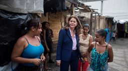 La exministra y candidata presidencial afirmó que su visita es de tipo humanitario pues espera conversar con personas afectadas por la crisis económica&nbsp;