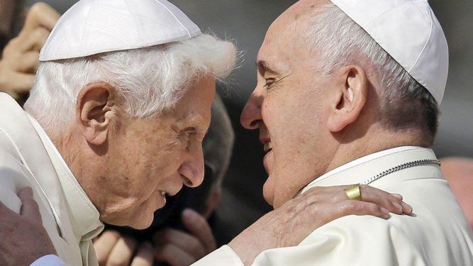 En esta imagen de archivo, el papa Francisco (derecha), abraza al papa emérito Benedicto XVI antes de un acto en la Plaza de San Pedro, en el Vaticano, el 28 de septiembre de 2014.&nbsp;&nbsp;