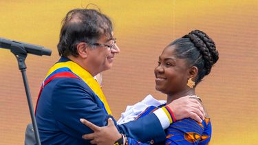 Gustavo Petro y su vicepresidenta, Francia Márquez, se abrazan después de jurar su cargo en agosto de 2022