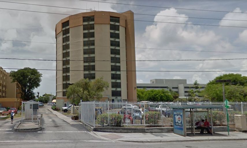 Vista exterior del edificio de vivienda pública ubicado en el&nbsp;950 NW 95th St, en Miami.