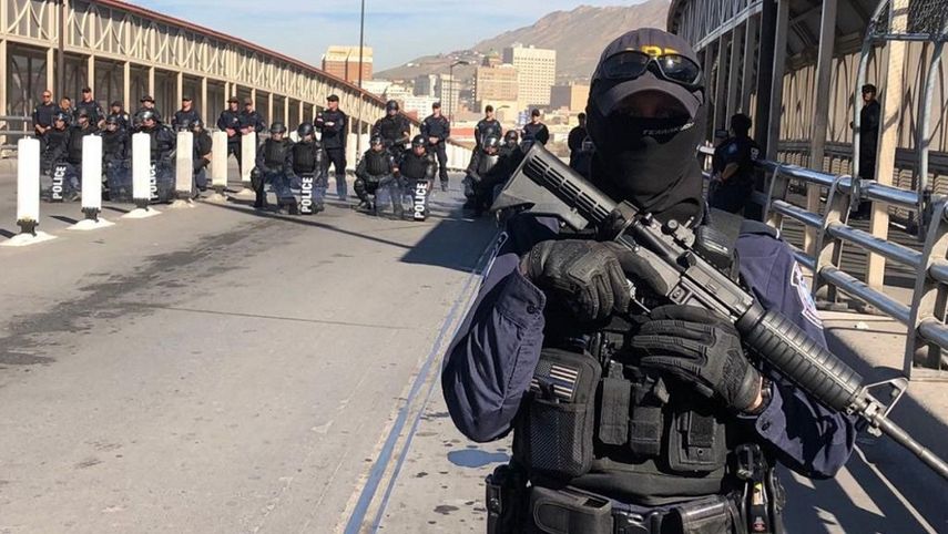 Efectivos de la guardia fronteriza de EEUU llevan a cabo acciones de disuasión y contención en los puentes internacionales.