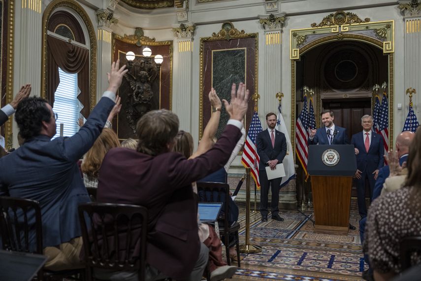 El vicepresidente de EEUU, JD Vance, durante una conferencia de prensa en la Sala del Tratado Indio del Edificio de Oficinas Ejecutivas Eisenhower, en la Casa Blanca, en Washington D. C., el 13 de mayo de 2026.&nbsp;