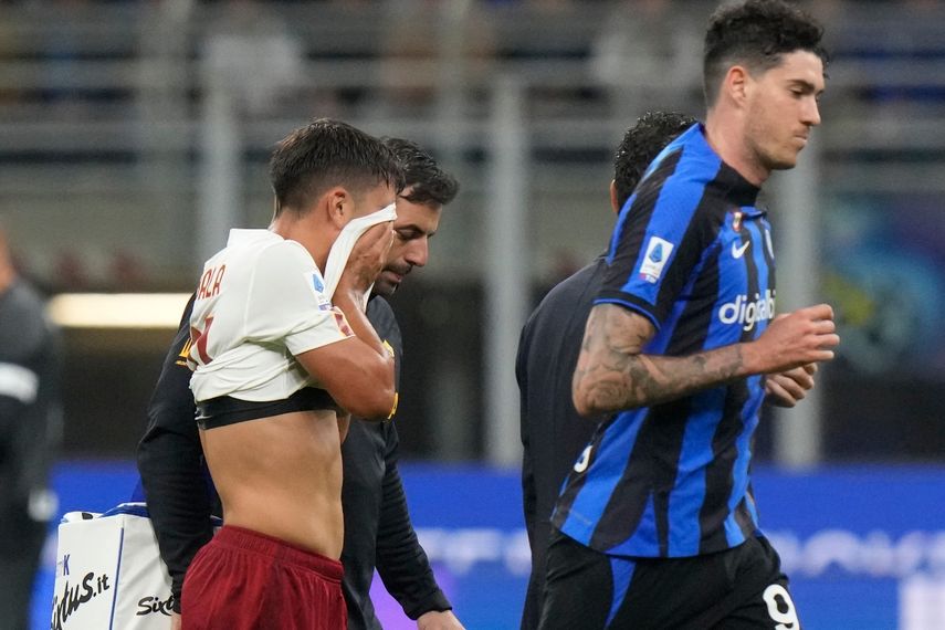 Paulo Dybala se cubre el rostro al salir del campo lesionado en un partido de Roma con el Inter en Milán el 1ro de octubre del 2022. Una semana después el argentino se lesionó ante Lecce y se teme que no pueda ir a la Copa Mundial.&nbsp;