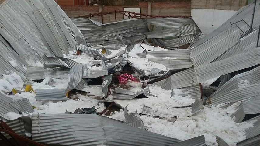 Vista del techo de una escuela en Sucre, bolivia, colapsado por la caída de granizo.