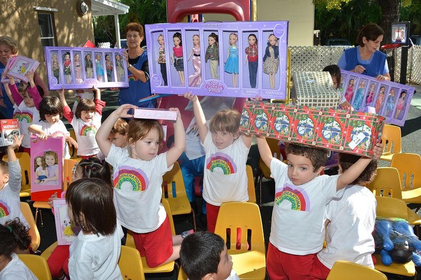 Con alegría y sorpresa los niños de la guardería Havana Activity Center recibieron los regalos (Giselle Santalucci)