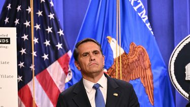 El fiscal general interino de Estados Unidos, Todd Blanche, habla durante una conferencia de prensa en el Departamento de Justicia en Washington, D.C., el 21 de abril de 2026. El Departamento de Justicia anunció el 21 de abril la acusación formal contra una destacada organización estadounidense de derechos civiles por el uso de fondos de donantes para pagar a informantes confidenciales en grupos extremistas.&nbsp;