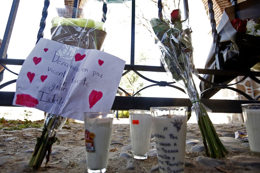 Flores y velas en homenaje a Vicente Fernández.