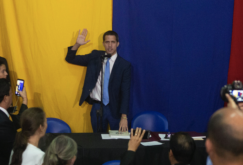 Juan Guaid&oacute;, presidente de la Asamblea Nacional, juramenta tras ser reelegido al cargo con votos de legisladores de oposici&oacute;n en la sede del peri&oacute;dico El Nacional, en Caracas, Venezuela, el domingo 5 de enero de 2020.&nbsp;