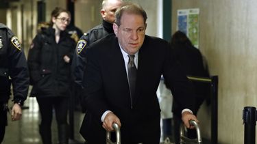 Weinstein, de 67 a&ntilde;os, est&aacute; acusado de violar a una mujer en un cuarto de hotel en Manhattan en 2013 y de agredir sexualmente a otra en 2006.