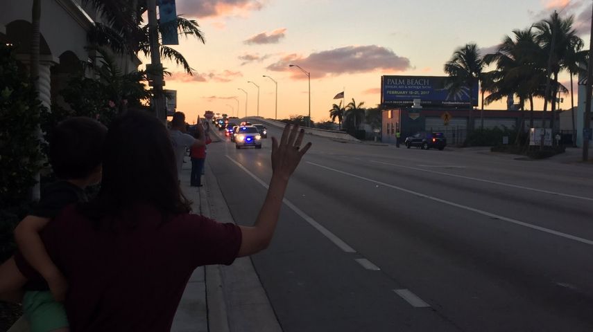 Varios residentes salieron a saludar la llegada del presidente Donald Trump y el primer ministro japonés, Shinzo Abe, a la ciudad de Palm Beach, en Florida.