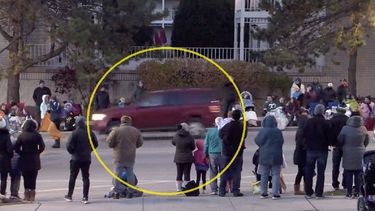 Captura de un video en el que se observa la camiones pasar con toda velocidad entre los participantes del desfile.&nbsp;