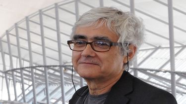 En esta foto de archivo tomada el 12 de diciembre de 2009, el arquitecto uruguayo Rafael Vinoly posa para una foto en el nuevo Aeropuerto Internacional de Carrasco en Ciudad de la Costa, Uruguay.