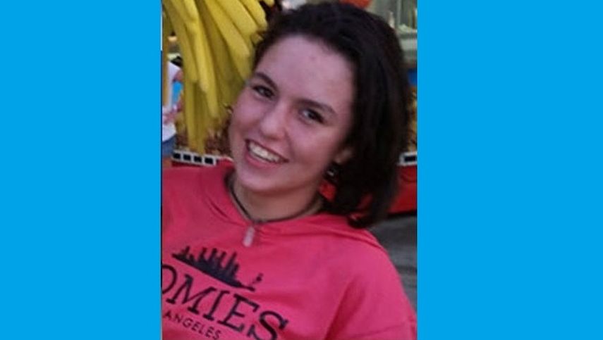 April Kayla Flores. Si tiene información sobre dónde está contactar al Departamento de Policía del Estado o a la policía de Miami Beach al 305-673-7900 o al 911.