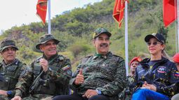 El autócrata de Venezuela, Nicolás Maduro, junto a su esposa, Cilia Flores y el ministro de Defensa, Vladimir Padrino López. El autócrata de Venezuela, Nicolás Maduro, junto a su esposa, Cilia Flores y el ministro de Defensa, Vladimir Padrino López.