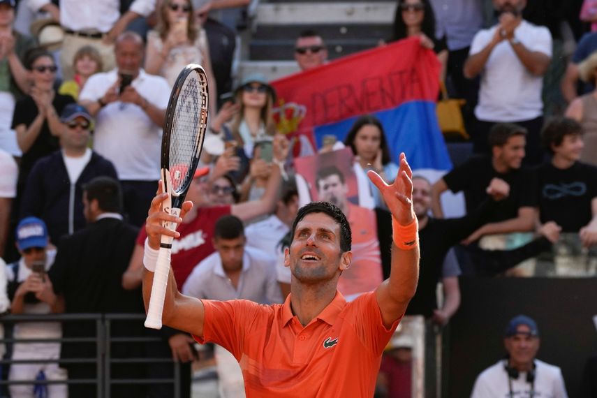 Novak Djokovic tras derrotar a Stefanos Tsitsipas en la final del Abierto de Italia, el domingo 15 de mayo de 2022.&nbsp;