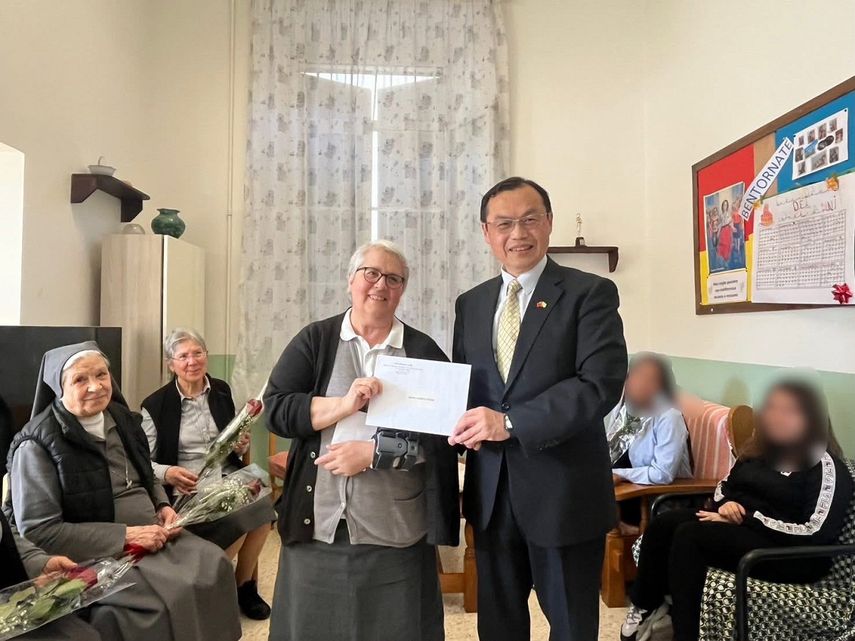 La primera actividad tuvo lugar en el Instituto Santa Cecilia de Roma, administrado por las Hijas de María Auxiliadora, donde fueron entregados equipos informáticos destinados a fortalecer la formación digital de jóvenes provenientes de entornos de vulnerabilidad social. La iniciativa busca ampliar sus oportunidades educativas y facilitar su integración futura en el mundo laboral.