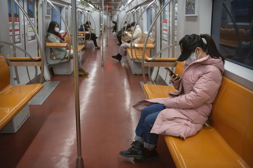 Gente con mascarillas en un metro casi vac&iacute;o durante la hora punta en Beijing, el lunes 3 de febrero de 2020.&nbsp;