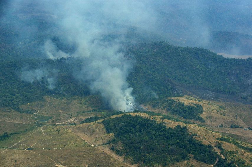 Un incendio emite humo en una parte de bosque amazónico en Altamira, en el estado de Pará, Brasil, el miércoles 28 de agosto de 2019