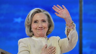 La exsecretaria de Estado de EEUU., Hillary Clinton, habla en el escenario el primer día de la Convención Nacional Demócrata (CND) en el United Center de Chicago, Illinois, el 19 de agosto de 2024.&nbsp;