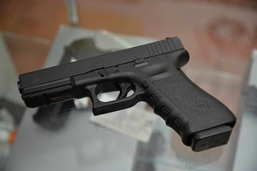 Stand Your Ground (literalmente quédate donde estás) permite a una persona que considere que está en riesgo de morir o sufrir daño físico grave el uso de fuerza mortal permaneciendo en donde está.