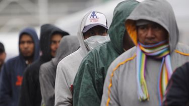 El invierno llegó hoy repentinamente a&nbsp;Ciudad&nbsp;de&nbsp;México, donde la incesante&nbsp;lluvia&nbsp;y las bajas temperaturas impactaron de lleno contra la segunda caravana de&nbsp;migrantes&nbsp;centroamericanos.