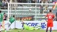 El boliviano Juan Carlos Arce anota el gol luego de cobrar el penal frente al portero chileno Claudio Bravo.