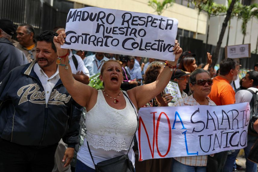 El Ejecutivo eliminó beneficios a los trabajadores como las primas por concepto de transporte, útiles escolares, protección a la familia, entre otras, y redujo otros pasivos como la prima por antigüedad y por hijos.