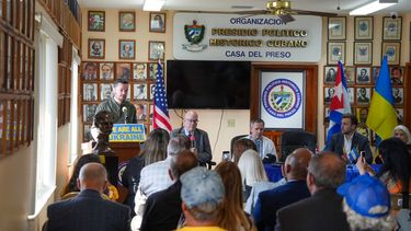 El parlamentario ucraniano Maryan Zablotskyi se dirige al público en la Casa del Preso en Miami.