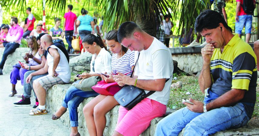 Jóvenes acuden a los sitios públicos donde el servicio de internet está abierto&nbsp;