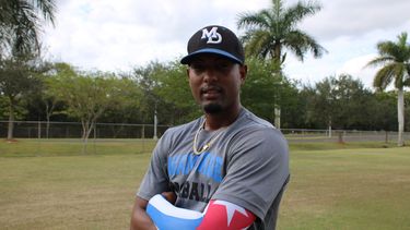 El cubano Andy Rodríguez y su firma con el sistema de los Rangers de Texas