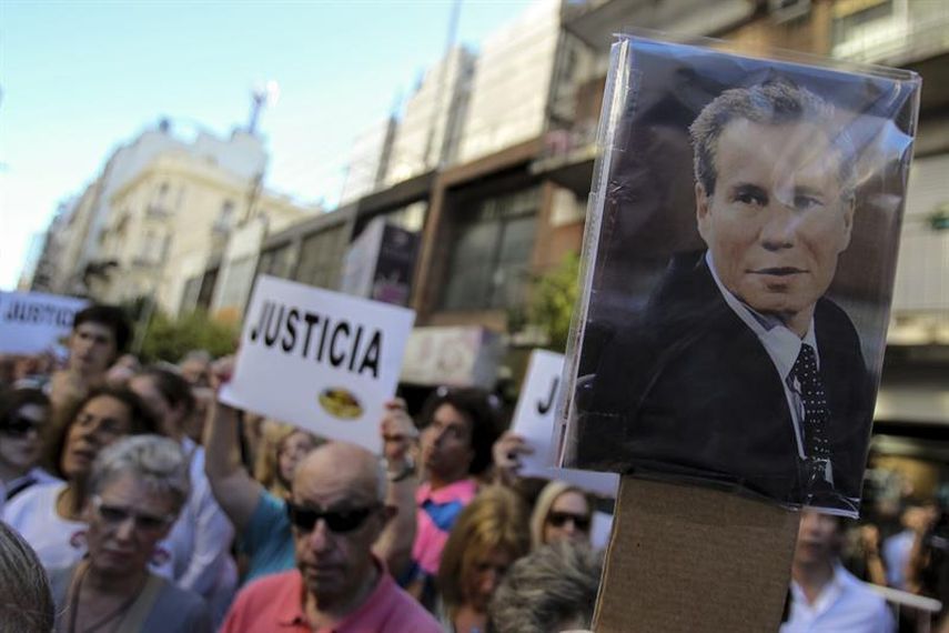 Un grupo de personas participa en una manifestación para exigir justicia tras la muerte del fiscal argentino Alberto Nisman en Buenos Aires, Argentina. (EFE) 