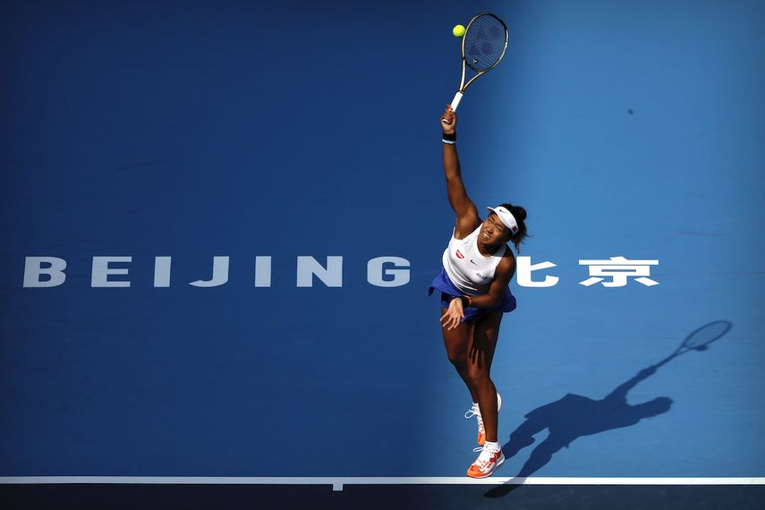 La japonesa Naomi Osaka sirve la pelota contra Jessica Pegula en el Abierto de China en Beijing el domingo, 29 de septiembre del 2019.&nbsp;